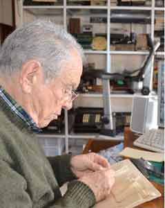 Ugo mentre compone un quadro