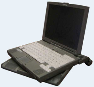 Compaq Armada 4100 poggiato sulla sua unità di espansione