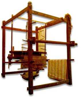 un bellissimo telaio manuale esposto nel museo il telaio proviene da Frascineto, piccolo centro di origine albanese in provincia di Cosenza